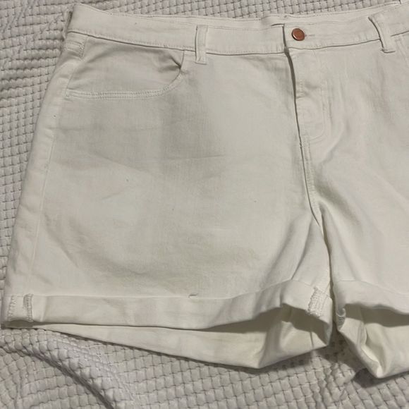 NWT-Old Navy-26 & 28 +. Mid Rise 3” Inseam Denim Short - Picture 3 of 7